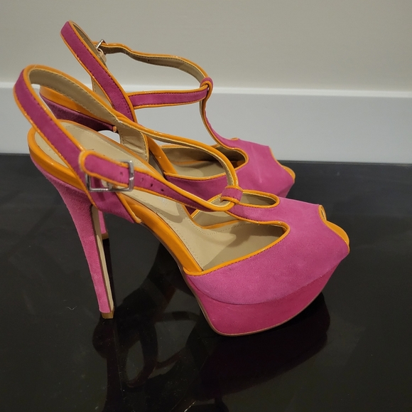 Sandals - Picture 1 of 4